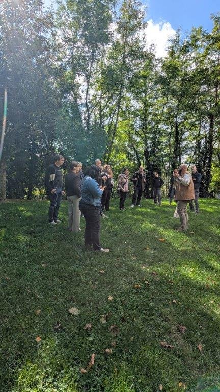Exchange outdoors in the castle grounds