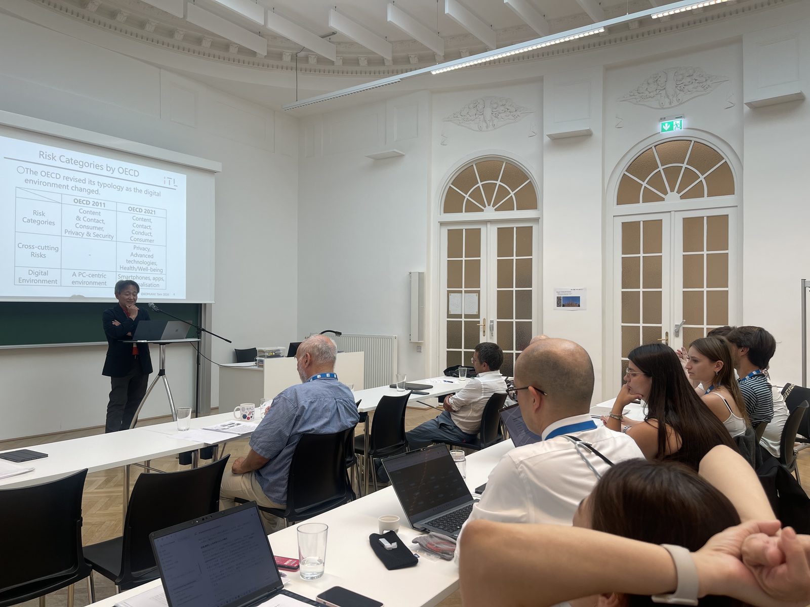 Konferenzteilnehmende verfolgen eine Paper-Präsentation