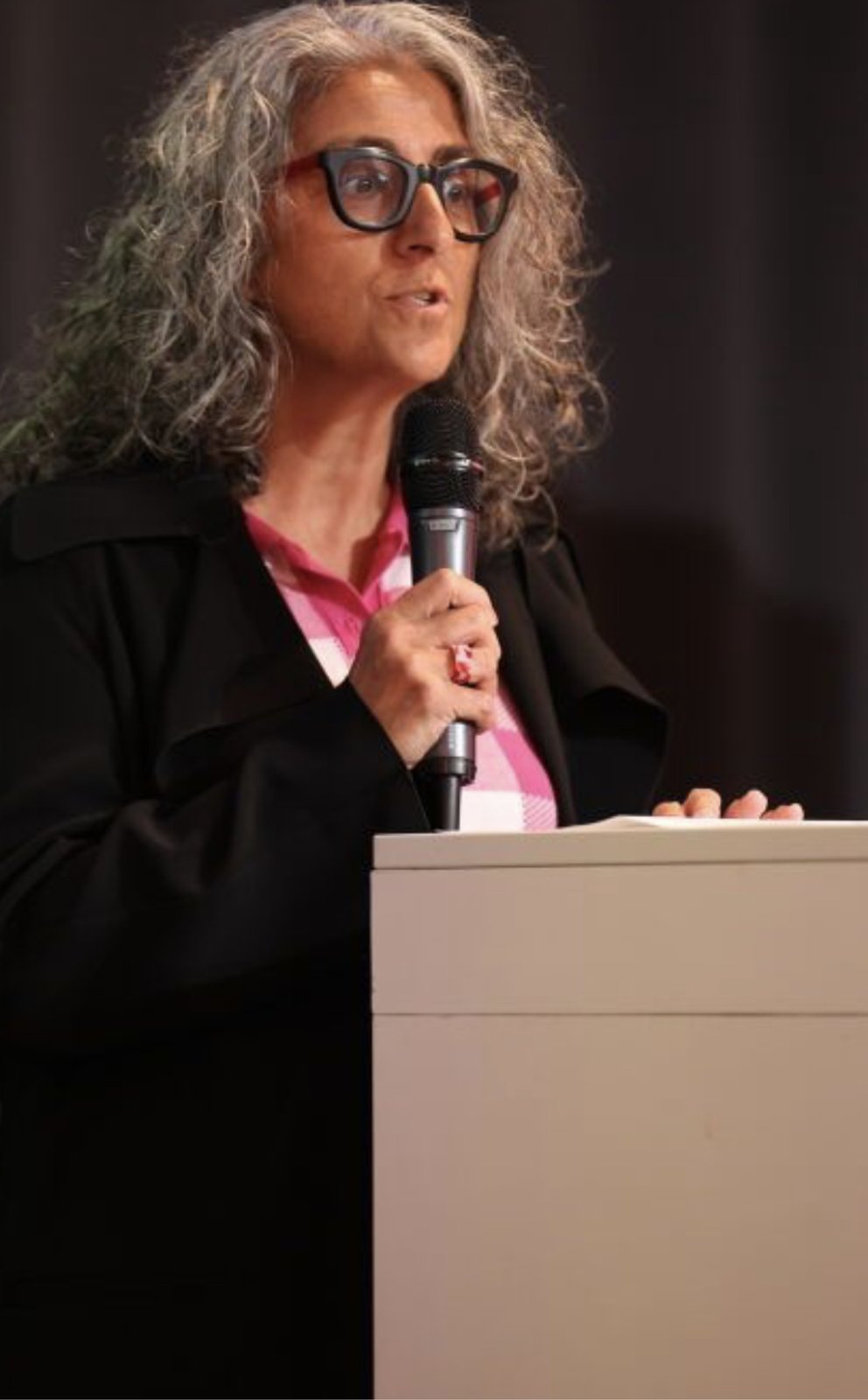 Hilda Tellioğlu speaking at the lectern